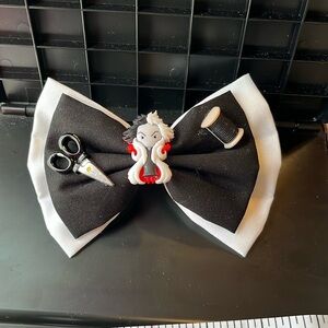 Disneys 101 Dalmatians Cruella bow